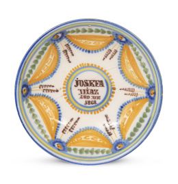 1061.  Plato de cerámica esmaltada con decoración de pabellones y leyenda "Josefa Díaz, 1868".Talavera, 1868.