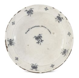 668.  Plato de cerámica esmaltada en azul y blanco con nombre "D. Francisco Xavier Minchel" y flores.Talavera, S. XVIII.