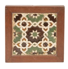 617.  Azulejo de cerámica esmaltada con estrellas en verde, melado y blanco.Toledo, finales del S. XV-S. XVI