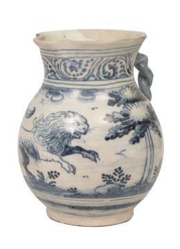 1170.  Jarro de cerámica esmaltada en azul y blanco con león entre árboles y asa sogueada.Talavera, S. XVIII.
