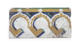 563.  Azulejo de cerámica esmaltada en melado, verde y azul.Sevilla, S. XVI.