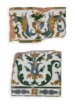 579.  Lote de dos azulejos de cerámica de arista esmaltada en verde, azul y melado.Toledo, S. XVI.