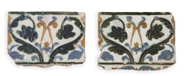 577.  Lote de dos azulejos de cerámica de arista esmaltada en verde, melado y azul.Toledo, S. XVI.