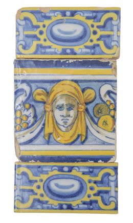 975.  Tres azulejos de cerámica esmaltada en azul y amarillo para friso.Talavera-Toledo, S. XVI.