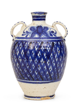 672.  Botija de cerámica esmaltada en blanco y azul, con decoración de influencia manisera.Talavera, S. XIX.