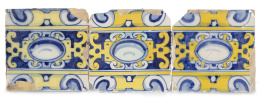 508.  Conjunto de tres azulejos con decoración de "ferronéries" de cerámica esmaltada en azul cobalto en claro y oscuro y amarillo.Talavera, último tercio de S. XVI.