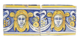 509.  Dos azulejos de cerámica esmaltada, esmaltados en azul y amarillo.Talavera, segunda mitad del S. XVI.