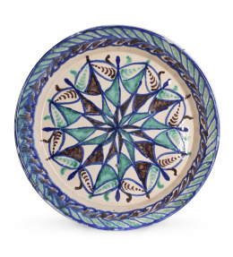 645.  Fuente de cerámica esmaltada, en verde, ocre y azul.Fajalauza, pp. del S. XX.