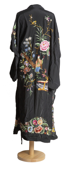 1213.  Kimono bordado en seda con hilos de color con un personaje en un jardín.China, primera mitad del S. XX.
