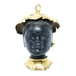 182.  Colgante con cabeza de recolectora con cuello y sombrero en oro