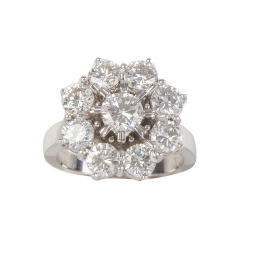 99.  Sortija rosetón de brillantes con brillante central de 0,55 ct aprox