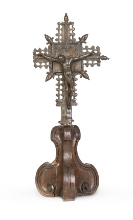 535.  Cruz de altar de bronce con Cristo crucificado, sobre base de madera tallada.Castilla, S. XVIII.