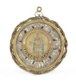 530.  Medallón con caballero bordado con hilos y lentejuelas, con marco de bronce a cordoncillo, con leyenda "Fidei et Merito".pp. del S. XIX.