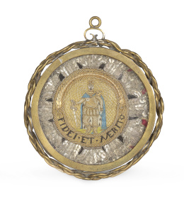 530.  Medallón con caballero bordado con hilos y lentejuelas, con marco de bronce a cordoncillo, con leyenda "Fidei et Merito".pp. del S. XIX.