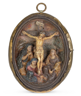 529.  CalvarioMedallón devocional, en relieve de madera policromada con marco de metal dorado.España, S. XVIII.