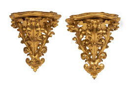 648.  Pareja de ménsulas de madera tallada y dorada en forma de hojas de acanto.h. 1900.