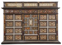 1112.  Papelera de madera de roble, chapeado en  carey, madera de ébano, hueso pirograbado y aplicaciones de bronce dorado. Trabajo italiano, S. XVII.