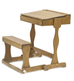 1209.  Pupitre antiguo de madera de pino tallada.