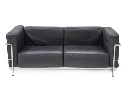 711.  Sofá LC2 en metal cromado y cuero negro.Según Le Corbusier (1887 - 1965), S. XX.
