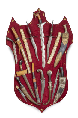 650.  Panoplia con 16 cuchillos y dagas, filipinas, marroquíes y chinas.S. XIX.