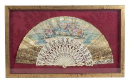 1330.  Abanico con país pintado y dorado con escena dieciochesca al aire libre y varillaje de hueso calado con restos de dorado.Último cuarto del S. XIX.