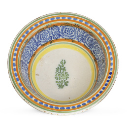1290.  Cuenco de cerámica esmaltada en azul, naranja, verde y amarillo.Levante, S. XIX.