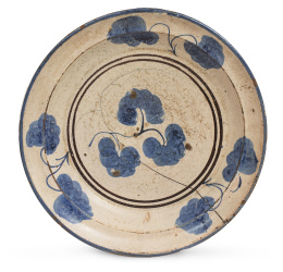 1307.  Plato de cerámica esmaltada en azul y blanco.Teruel, S. XVIII.