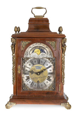 1349.  Reloj Bracket con caja de madera y metal dorado.Inglaterra, S. XX.