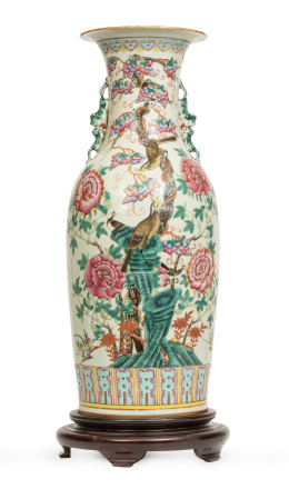 1247.  Jarrón de porcelana esmaltada con árbol, peonías y aves.China, dinastía Qing, S. XIX.