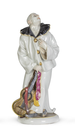 708.  "Pierrot" con guitarra.Figura de porcelana esmaltada. Con marcas.Volkstedt-Rudolstadt, Alemania, S. XX.