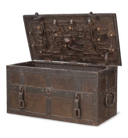 1149.  Caja fuerte de hierro, bandas de hierro y asas laterales.Ansburgo o Nuremberg, S. XVI - XVII.