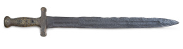 1131.  Espada de hierro con empuñadura de metal dorado, simulando tejas. España, S. XV - XVI.