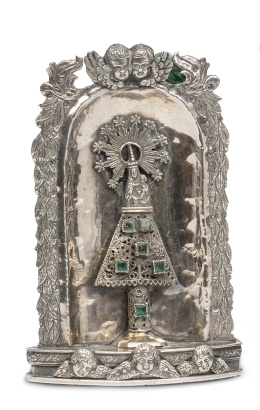 1318.  Portapaz con la Virgen del Pilar, con cristales en cabujón simil esmeralda. Con leyenda: "Soi de Iuan".España, S. XVIII.