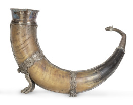 1180.  Cuerno montado en plata, rematado por pies de ave, rematado por una cabeza de dragón.Centro Europa, S. XIX