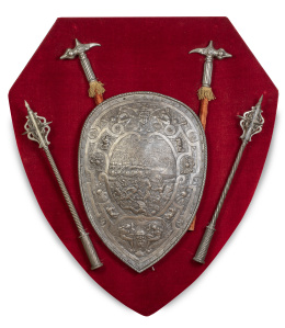 1130.  Panoplia con escudo de hierro repujado con escena de batalla y cuatro mazas.España, S. XIX.