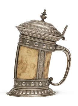 1184.  Tankard de asta montado en plata, con tapa. Con marcas.Quizás Alemania, finales del S. XIX - principios del S. XX.