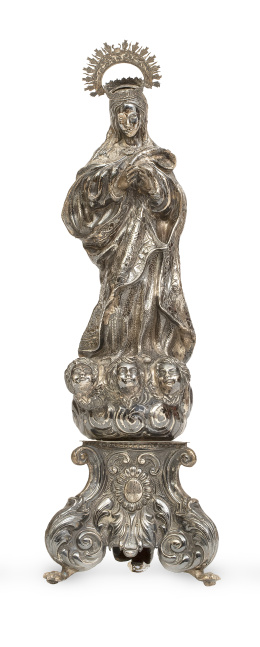 1121.  Virgen orante de plata, sobre peana.
España, S. XVIII.