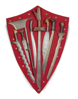 651.  Panoplia con ocho armas, incluyendo dagas o kris.Filipinas, S. XIX.