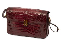 435.  Bolso de piel de cocodrilo color rojo con correa extensible