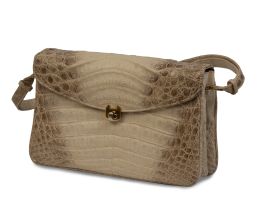 437.  Bolso piel de cocodrilo color himalaya con correa extensible