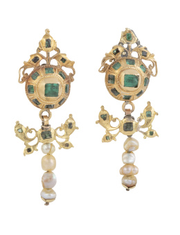 4.  Pendientes largos populares S. XVIII con rosetón de esmeraldas del que pende lazo de esmeraldas y línea de perlas de aljófar colgante