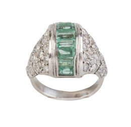 154.  Sortija de brillantes y esmeraldas estilo Art-Decó, con diseño bombée cuajado de pavé de brillantes y banda curva central de esmeraldas calibradas