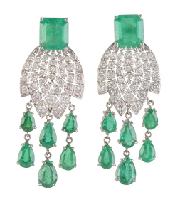 250.  Pendientes largos de esmeraldas y brillantes con esmeralda cuadrada superior, abanico de brillantes y perillas de esmeraldas colgantes