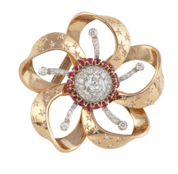 170.  Broche flor chevalière años 40 de brillantes y rubíes, con centro bombée de brillantes orlado de rubíes sintéticos, coronado por un brillante de talla antigua