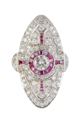 359.  Sortija lanzadera estilo Art-Decó de brillantes y rubíes, en diseño ojival con centro de ojo de perdiz 