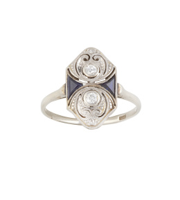 130.  Sortija lanzadera At-Decó con rombo de zafiros calibrados y diamantes