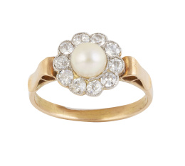 139.  Sortija de pp. S. XX con rosetón de brillantes de talla antigua y perla central