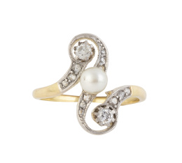 163.  Sortija lanzadera de pp. S. XX con perla central entre dos brillantes y líneas sinuosas de diamantes