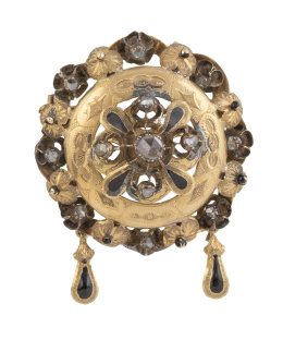 1.  Broche colgante Isabelino S. XIX circular con diamantes de talla rosa y decoración grabada y aplicada de motivos florales