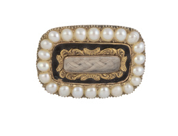 7.  Broche inglés S. XIX con cabello trenzado en marco rectangular de perlas finas y decoración de esmalte